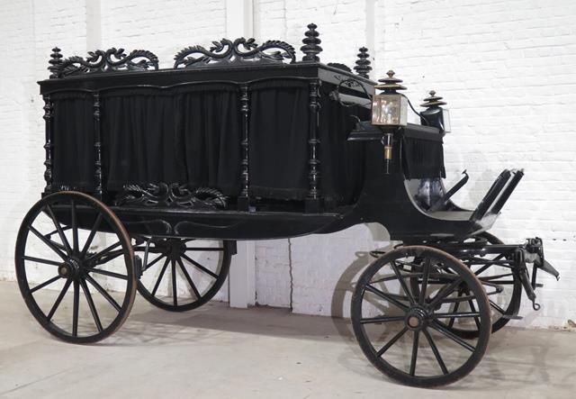 Begrafeniswagen met koetsierbank, Karrenmuseum Essen